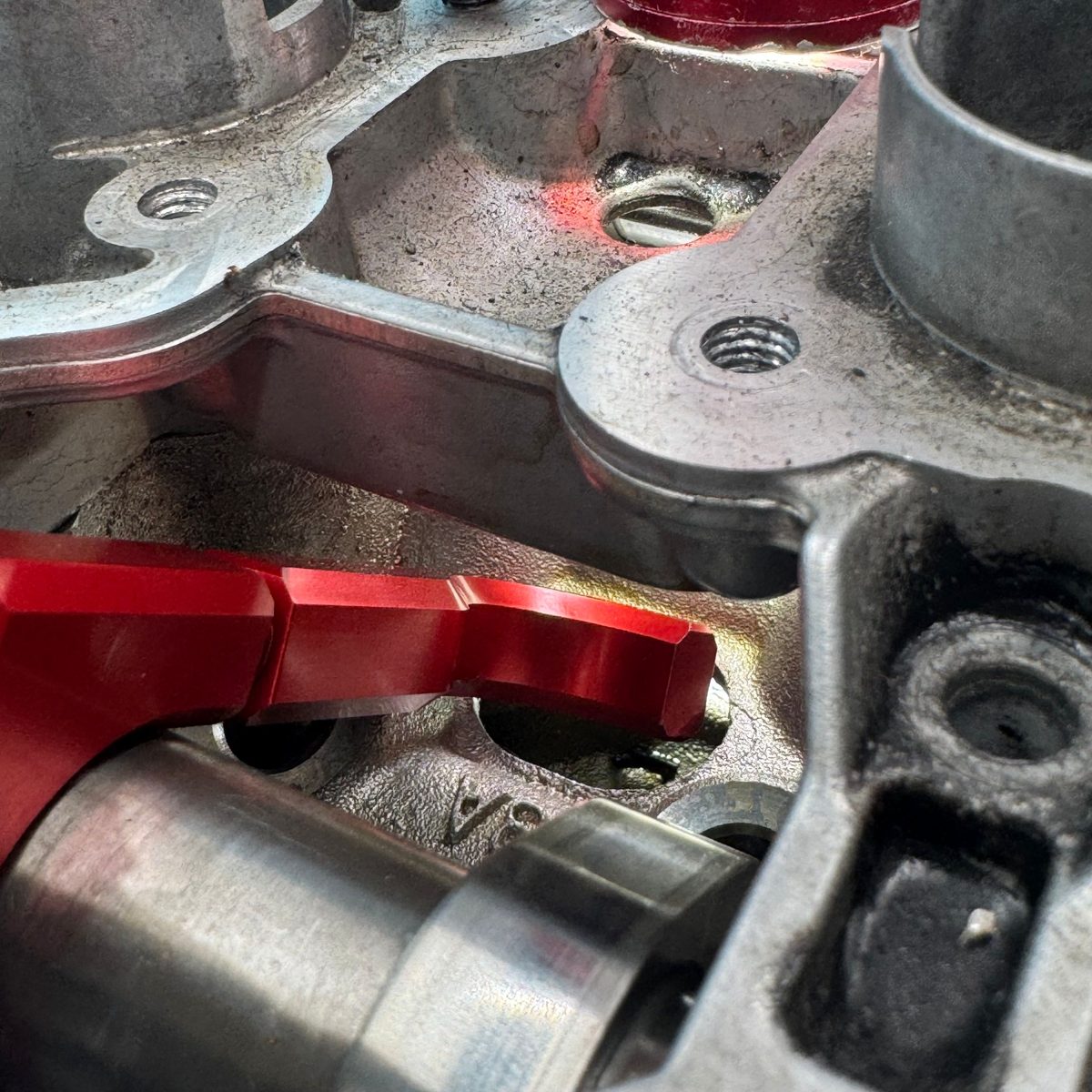 Inserting the intake tool and rotating the fixed hook around the casting geometry