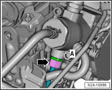 Removing the high-pressure fuel pump pipe clamp and union nut